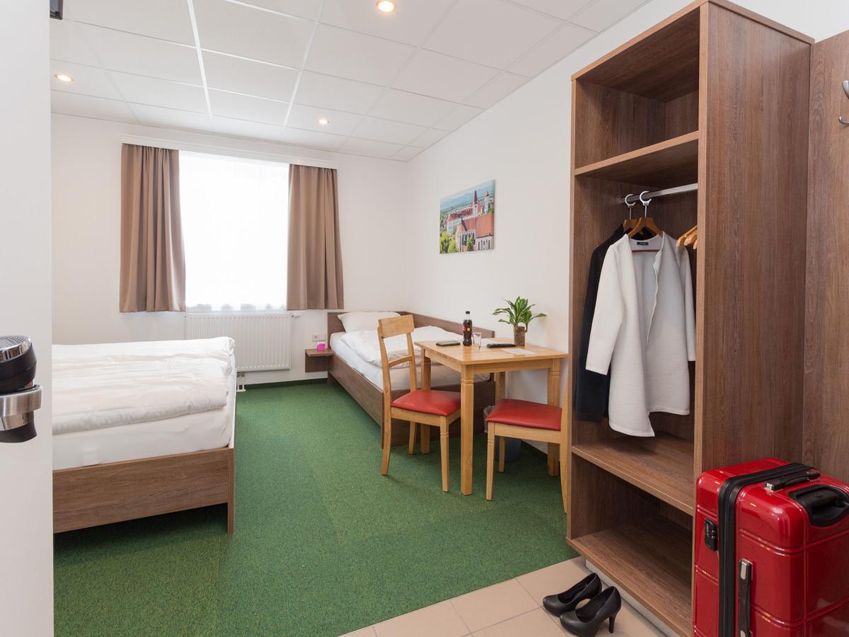 Winbudget "Bed&Breakfast" Wiener Neustadt Exterior foto